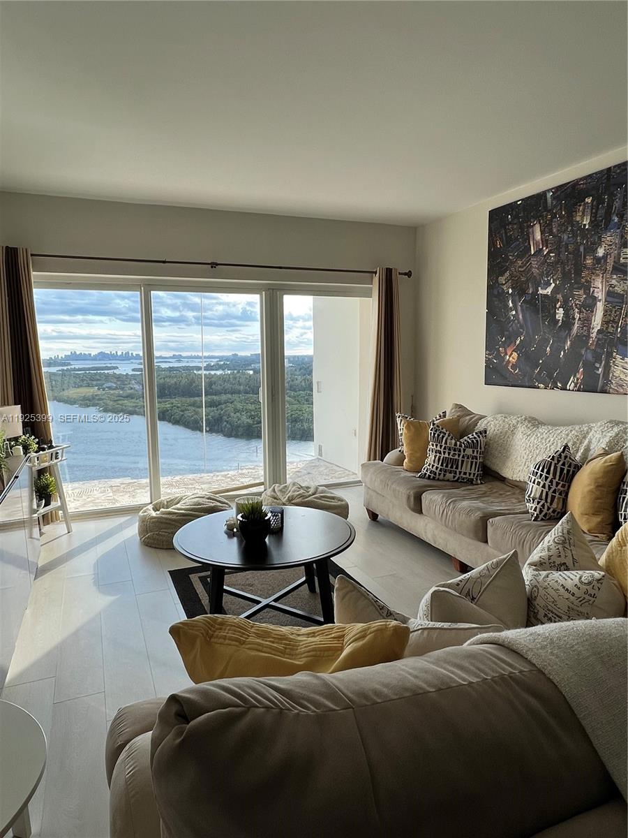 300 SE Bayview Dr #2114 Sunny Isles Beach, FL 33160