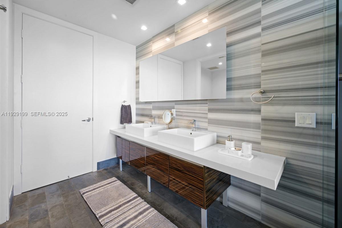 1100 Biscayne Blvd #3104 Miami, FL 33132