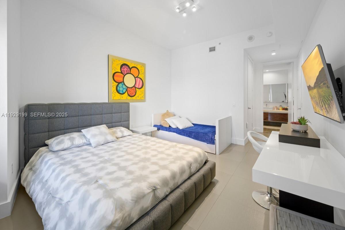 1100 Biscayne Blvd #3104 Miami, FL 33132