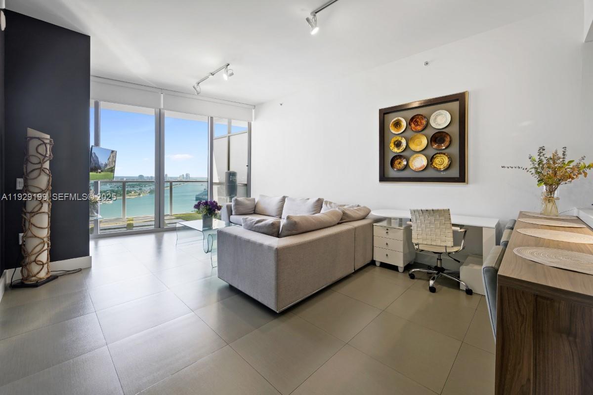 1100 Biscayne Blvd #3104 Miami, FL 33132