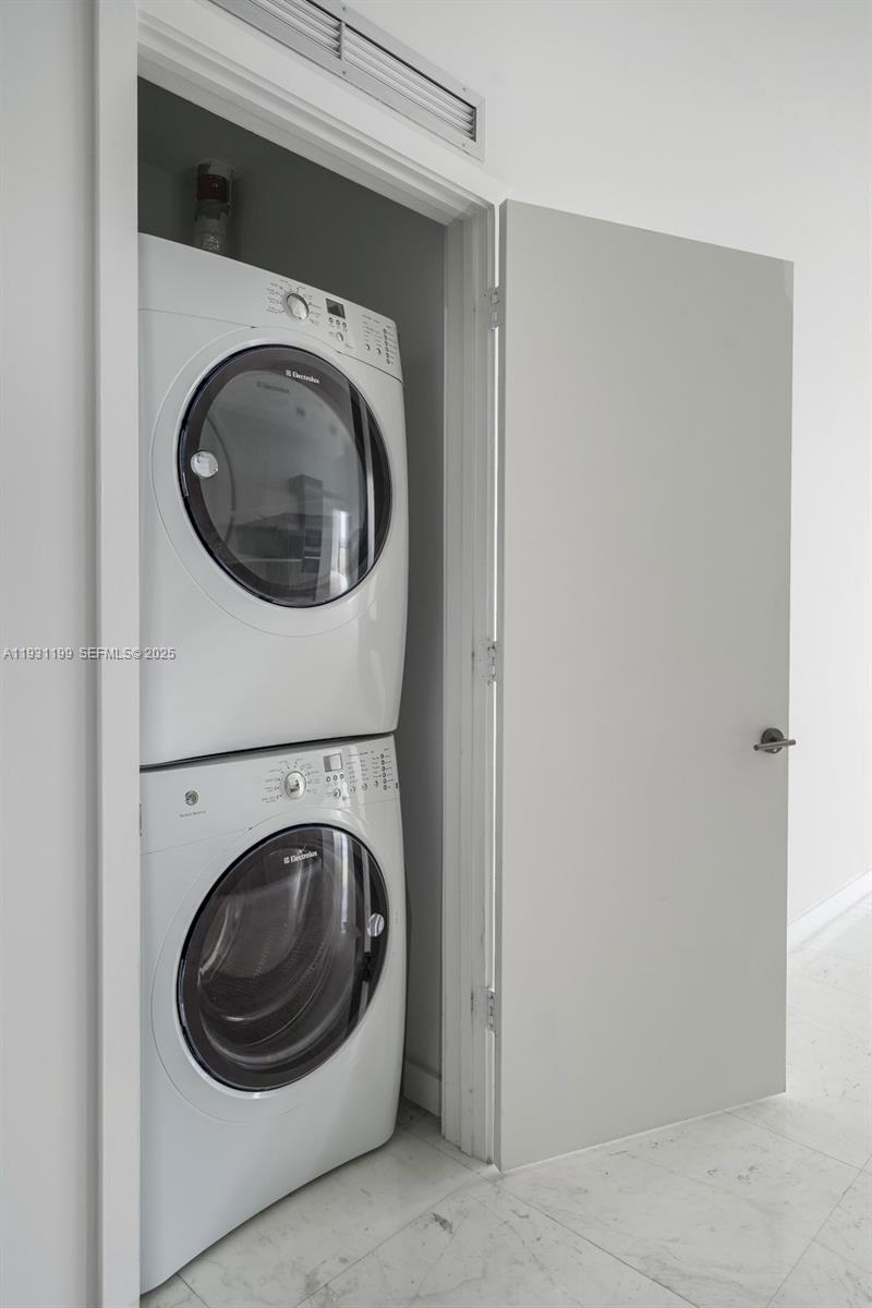 image Biscayne Beach Podium+18