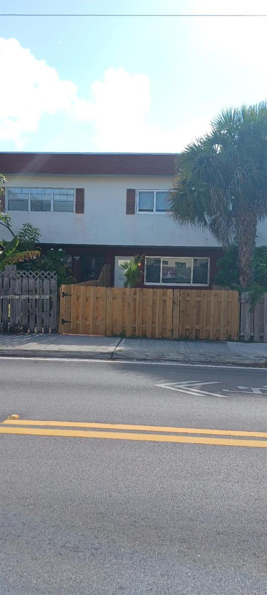 1570 NE 151st St #102