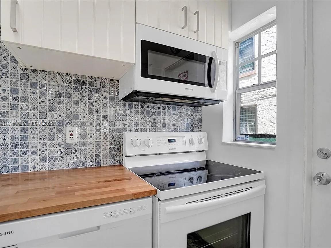 915 SE 8th St #106 Miami Beach, FL 33139