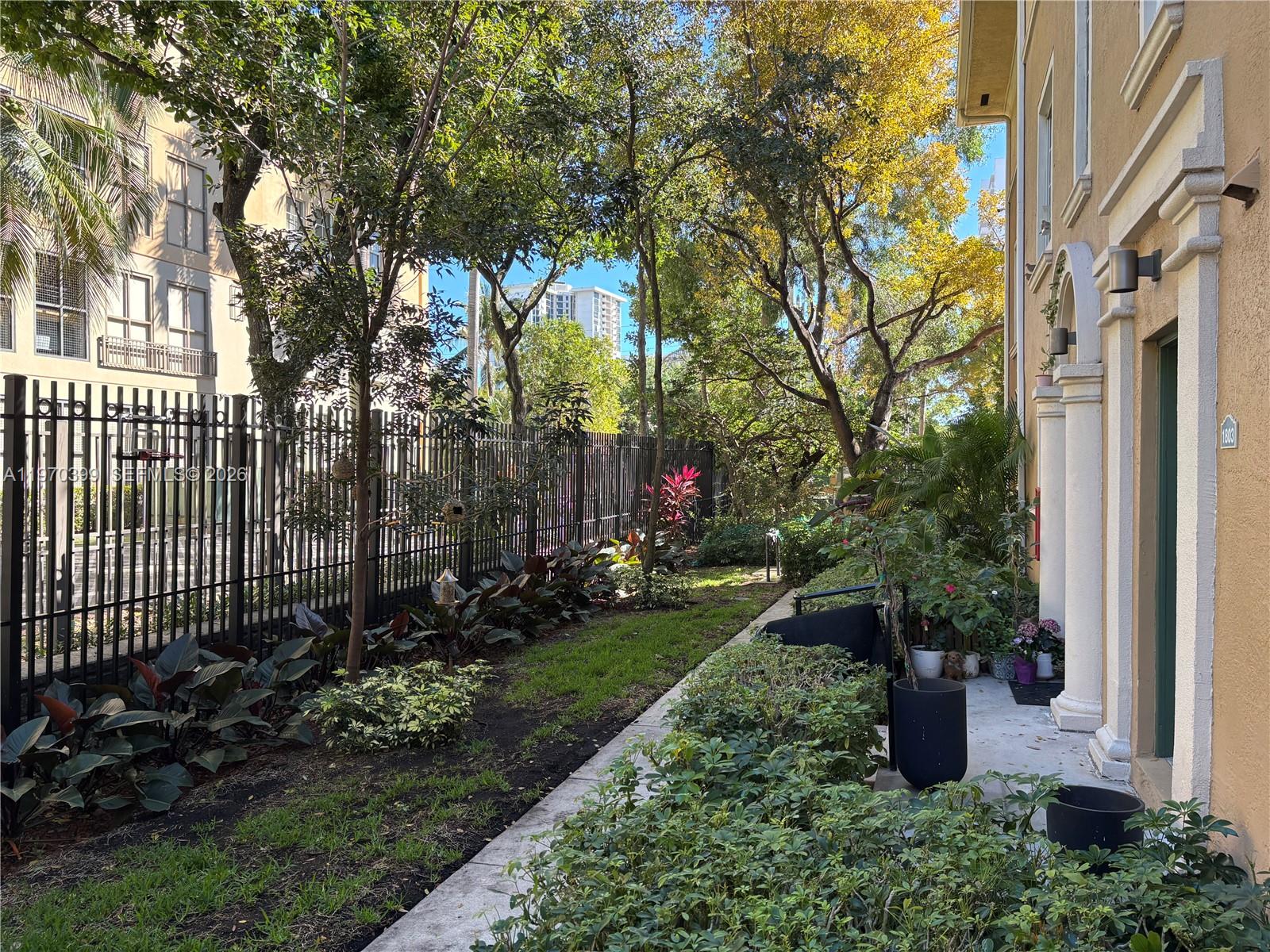 2981 NE 185th St #1802