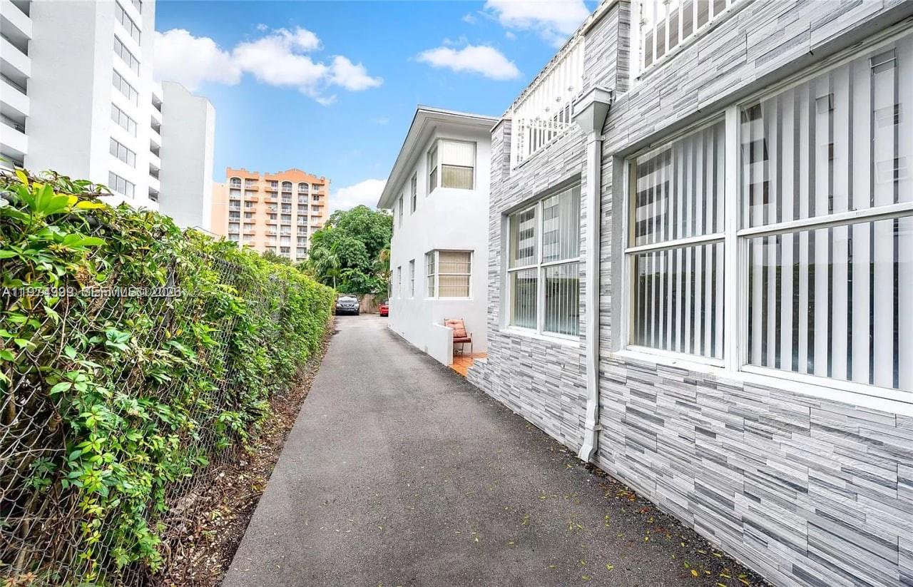 320 SW 29th Rd #1 Miami, FL 33129