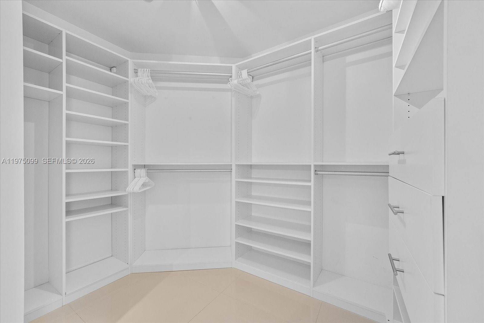 image Paramount Bay13