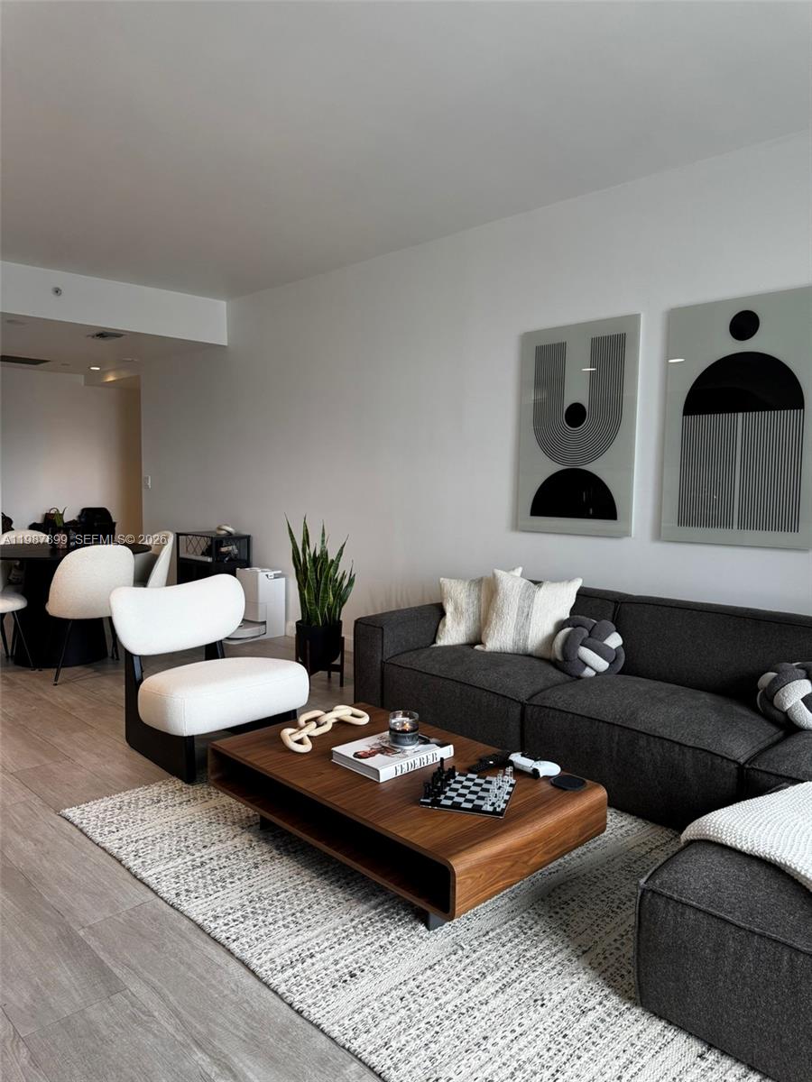 45 SW 9th St #2009 Miami, FL 33130