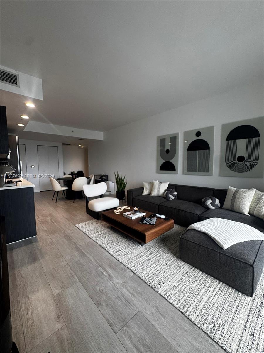 45 SW 9th St #2009 Miami, FL 33130