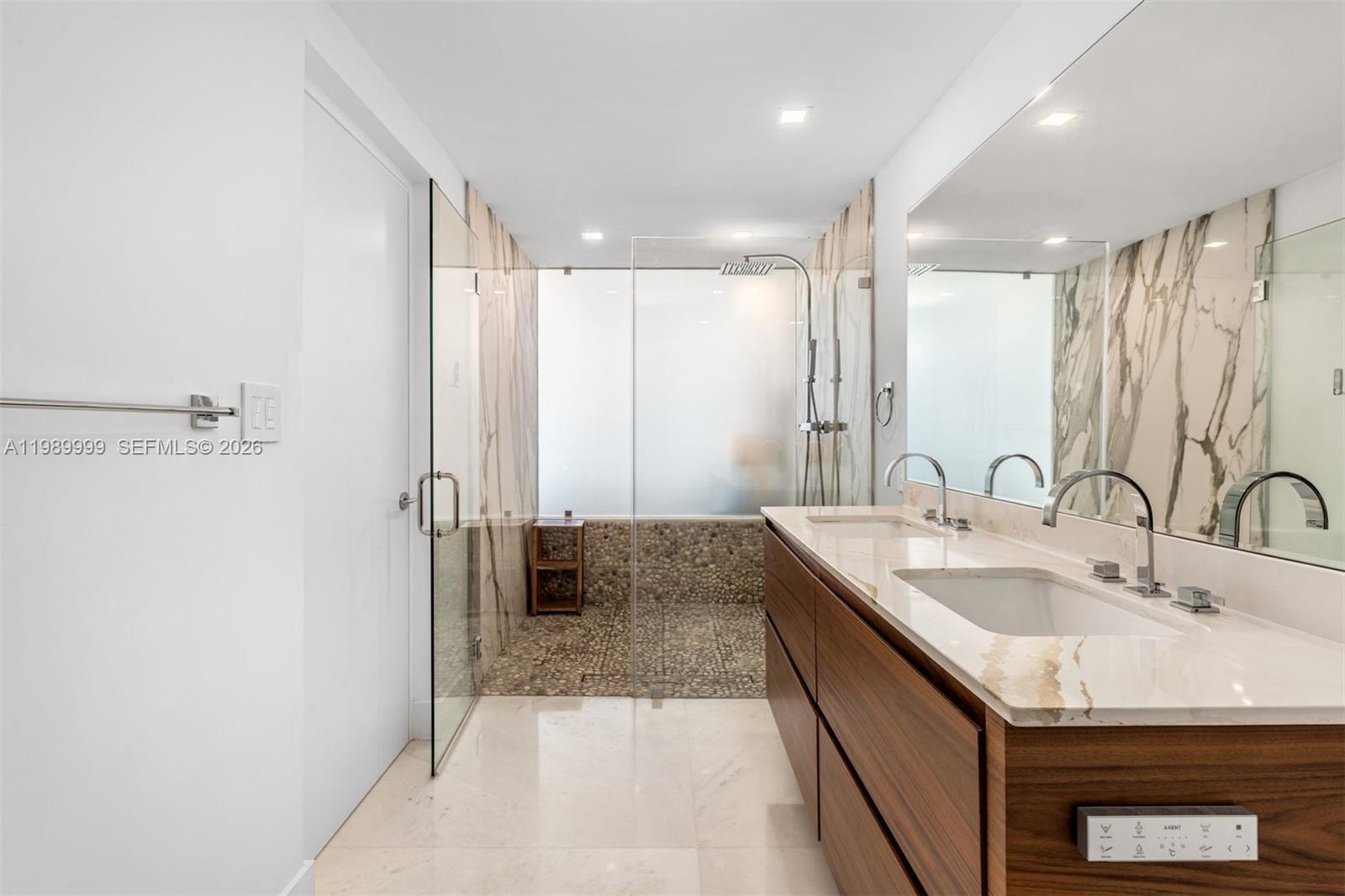 200 Biscayne Blvd Way #1406 Miami, FL 33131