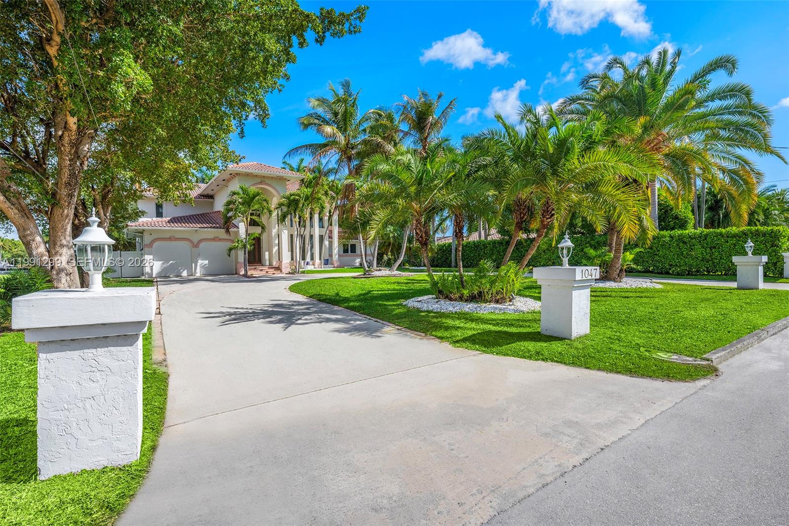 1047 S Southlake Dr Hollywood, FL 33019