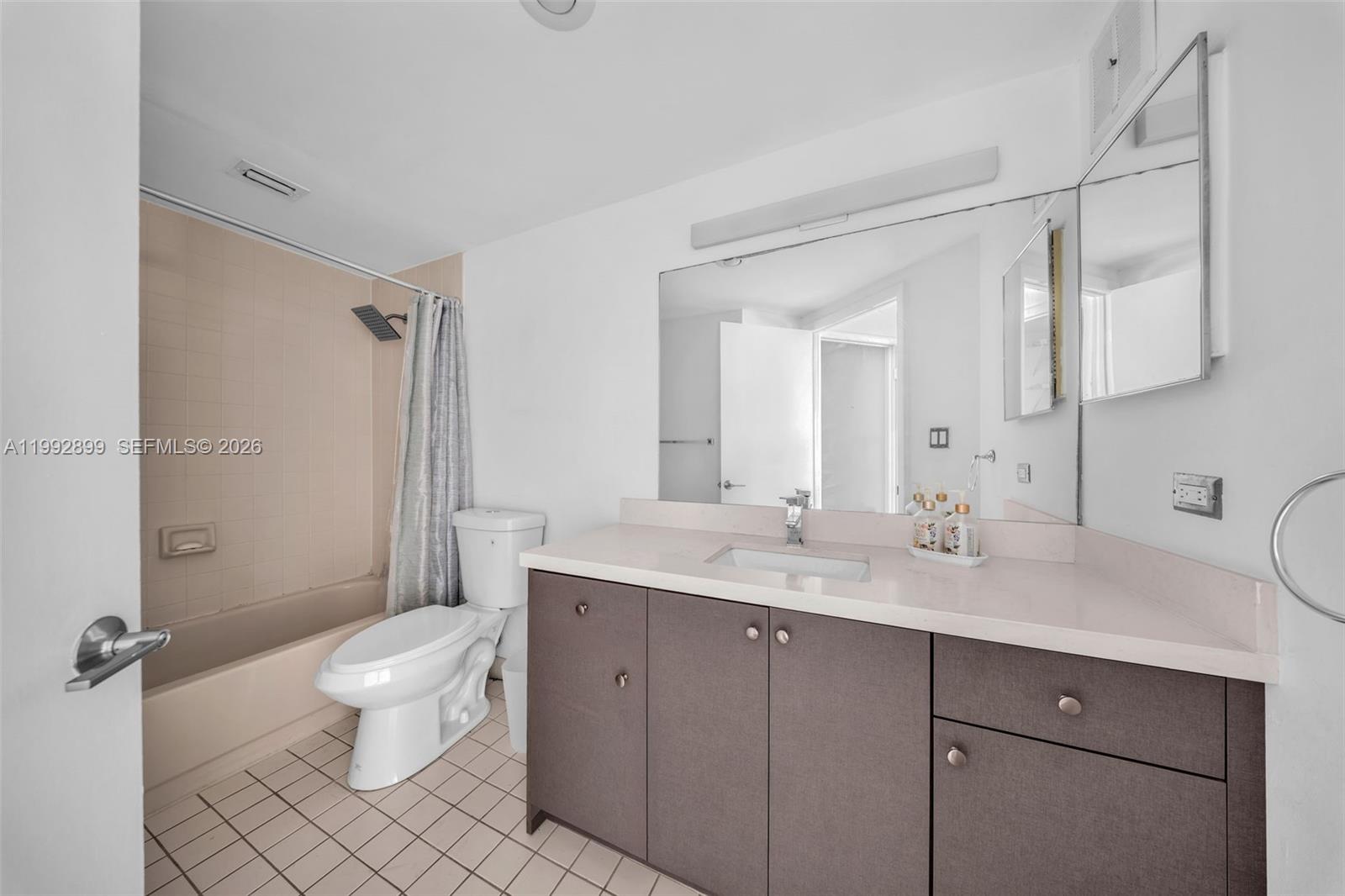 8290 Lake Dr #514 Doral, FL 33166