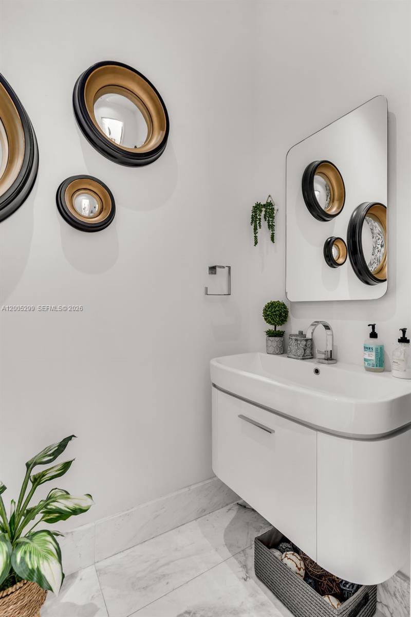 230 W Mcintyre St Key Biscayne, FL 33149