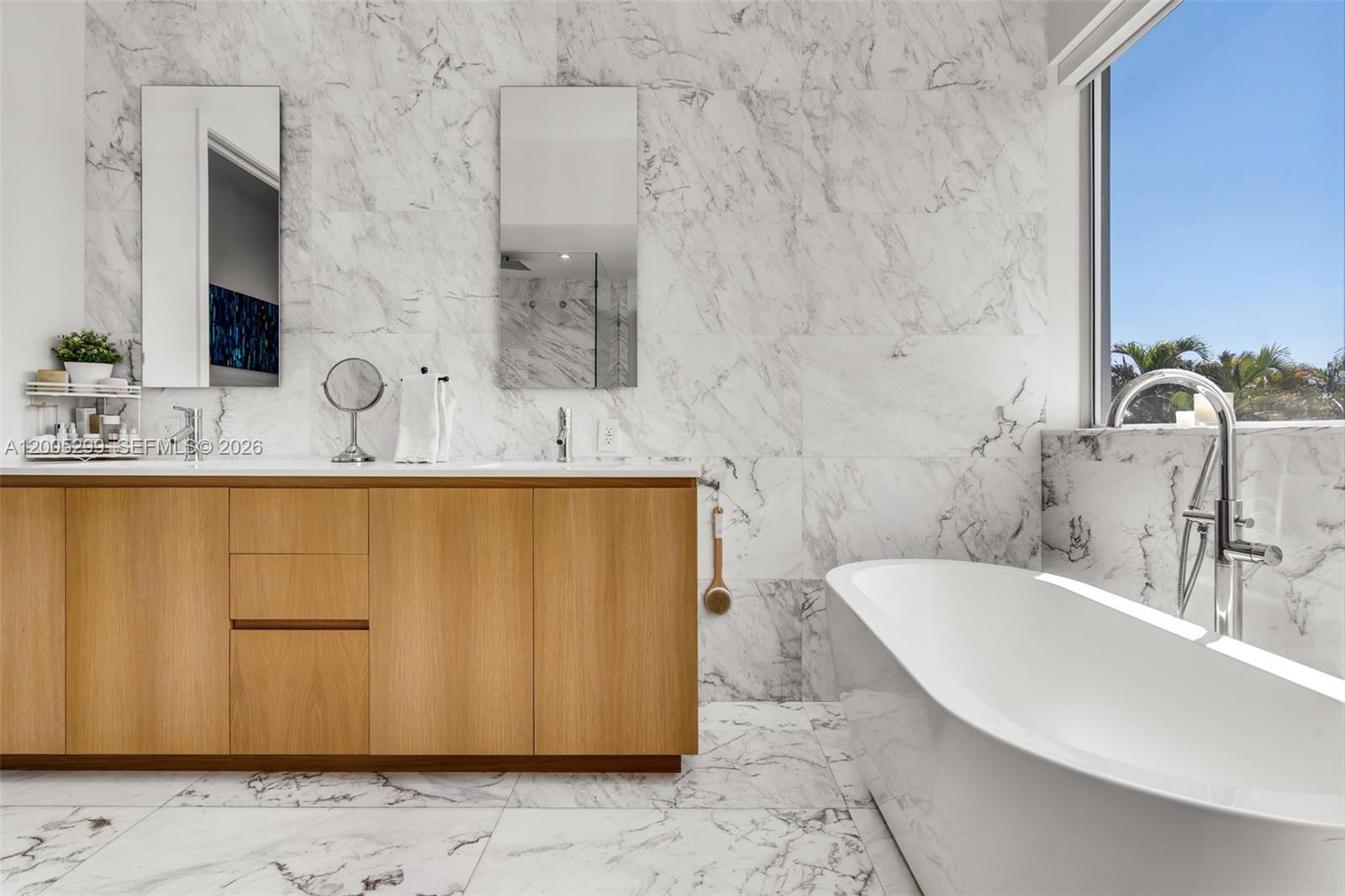 230 W Mcintyre St Key Biscayne, FL 33149