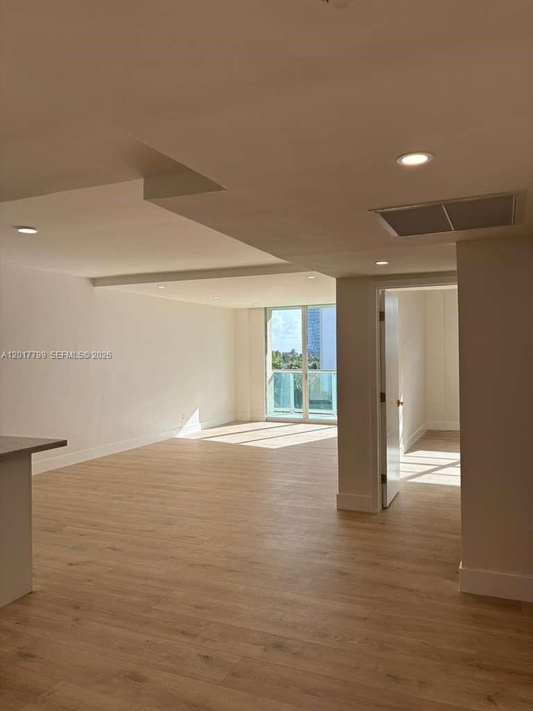 19390 Collins Ave #520