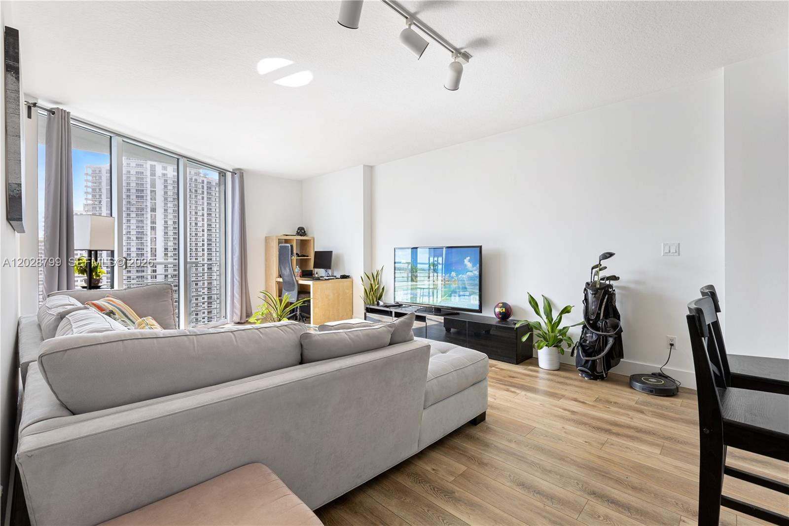 325 S Biscayne Blvd #2517 Miami, FL 33131