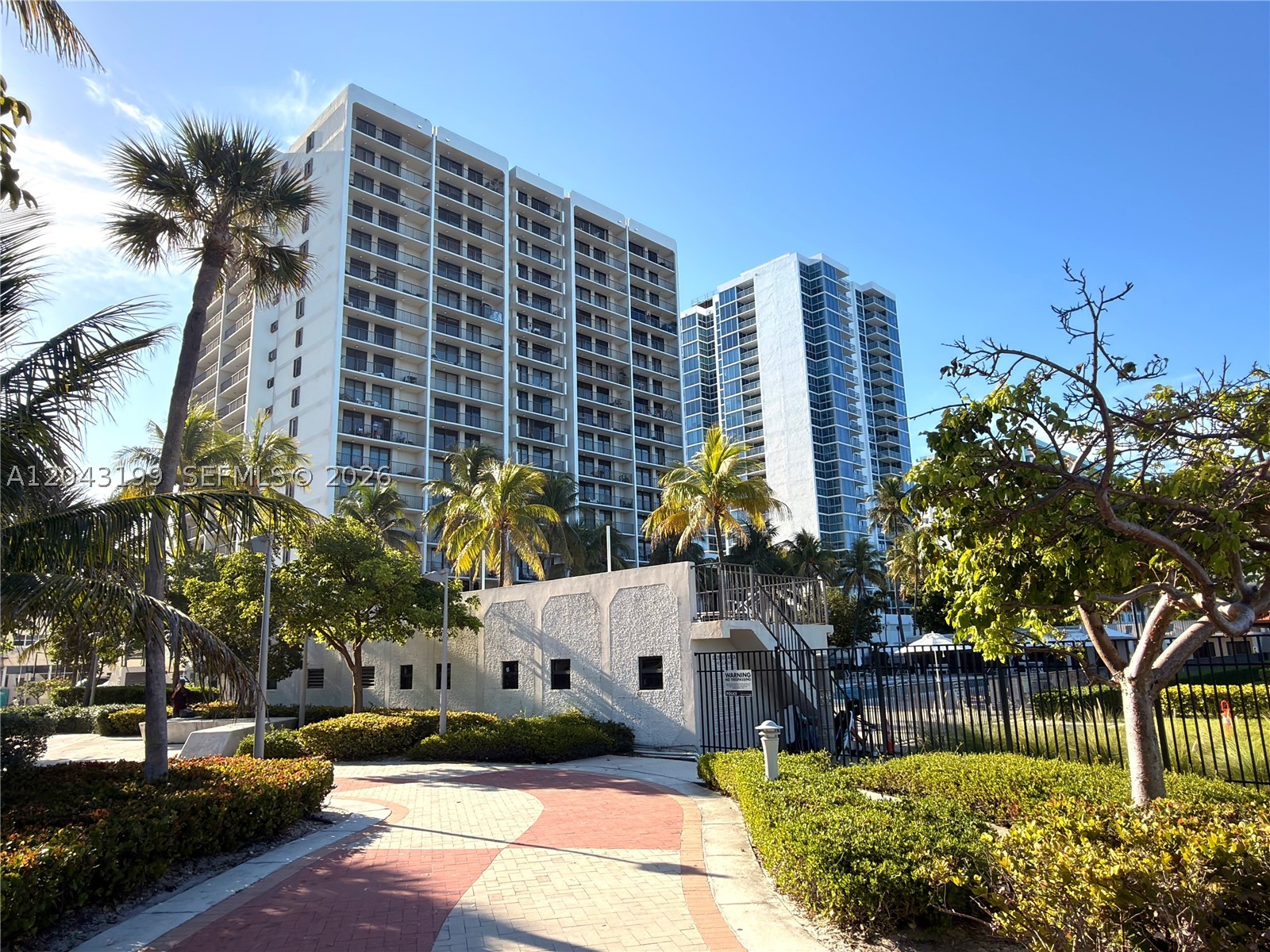 2625 Collins Ave #215