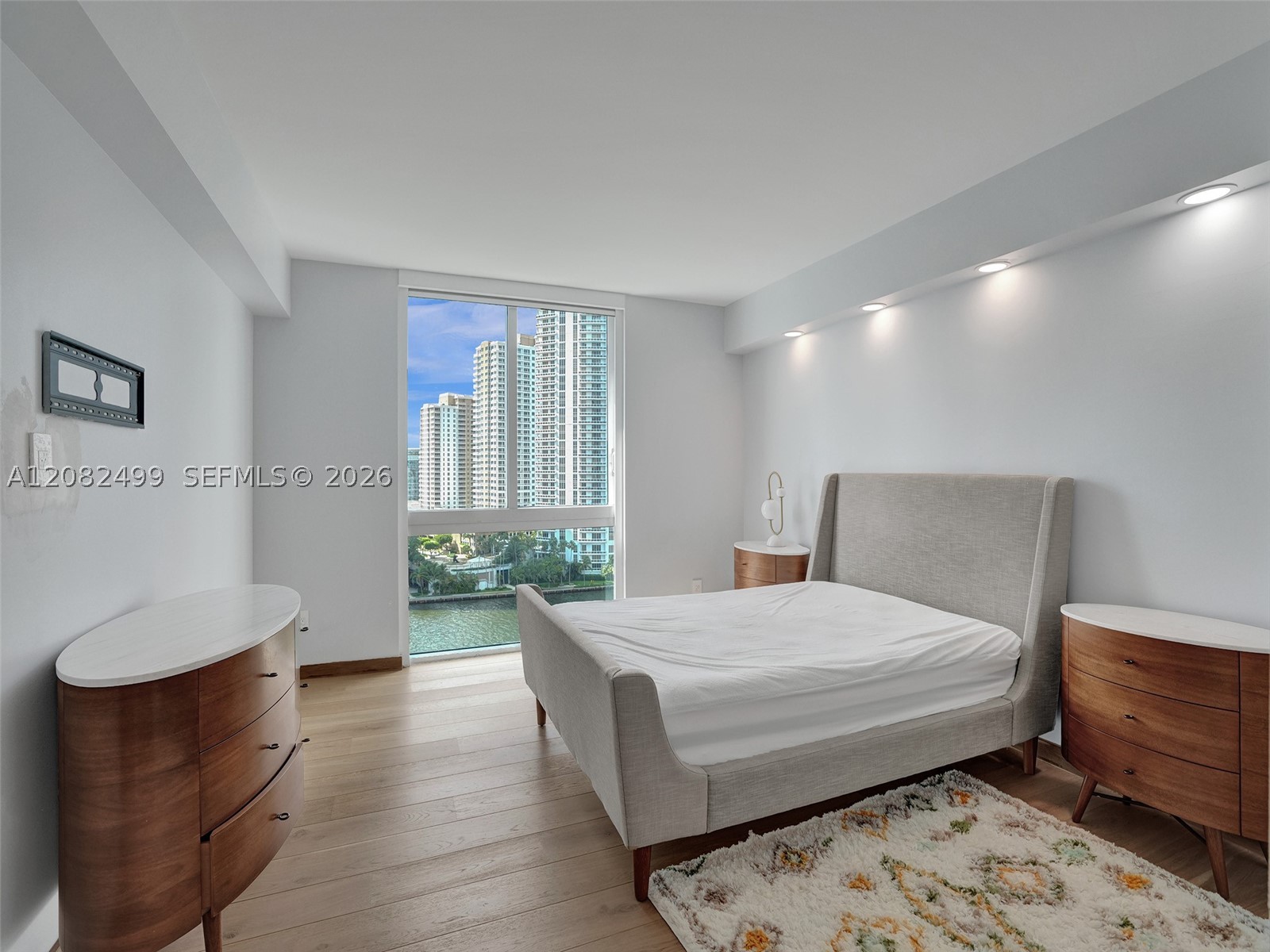 325 S Biscayne Blvd #1423 Miami, FL 33131