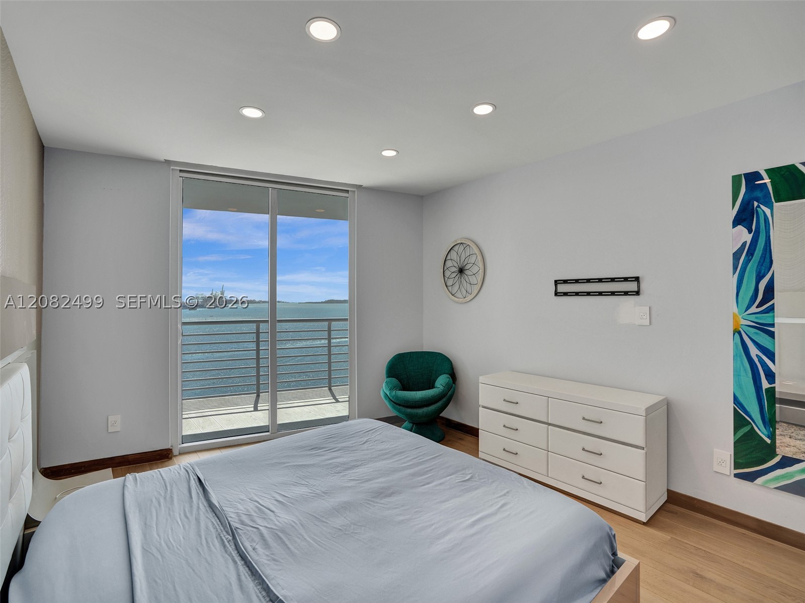 325 S Biscayne Blvd #1423 Miami, FL 33131