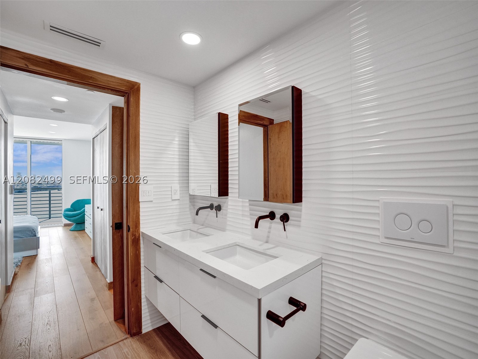 325 S Biscayne Blvd #1423 Miami, FL 33131
