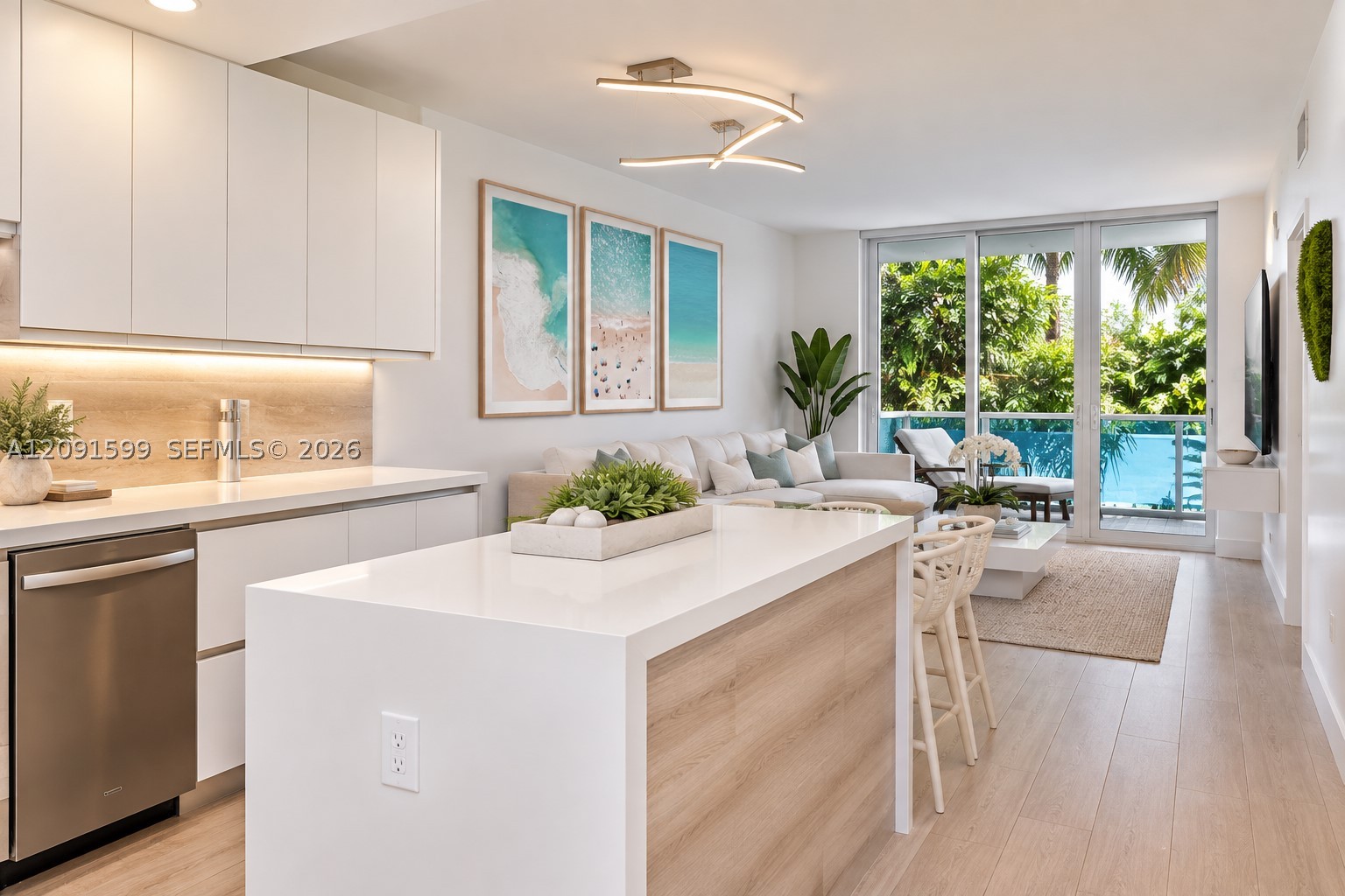 2301 Collins Ave #318