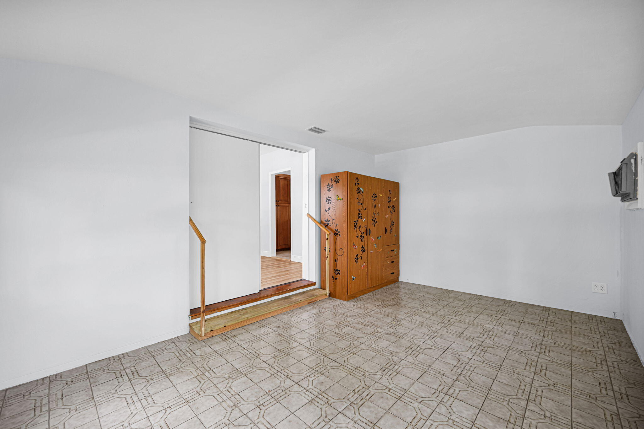 2200 SW 23rd Miami, FL 33145