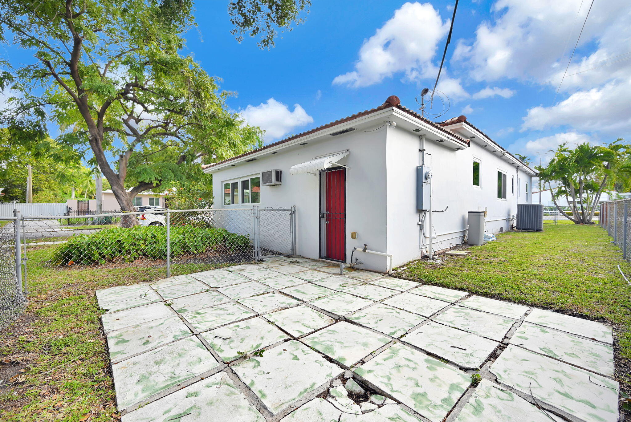 2200 SW 23rd Miami, FL 33145