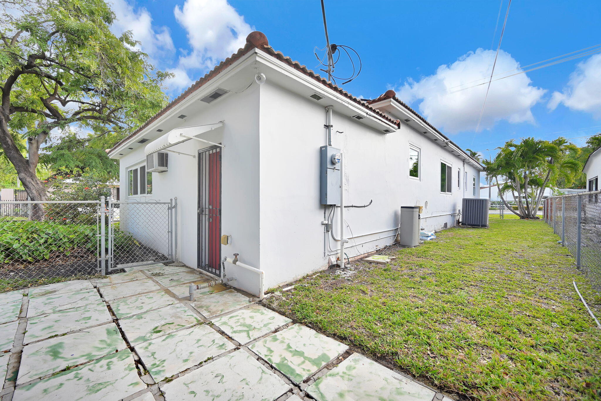 2200 SW 23rd Miami, FL 33145