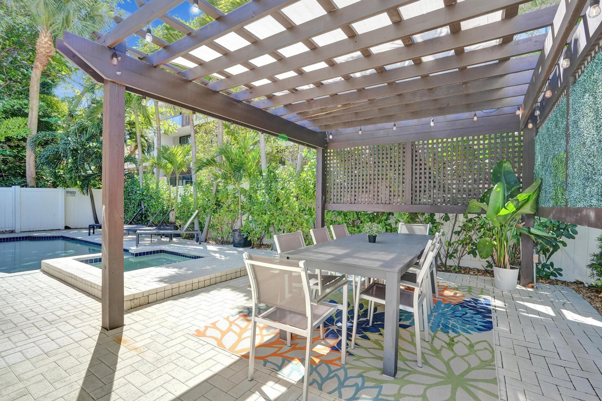 3043 Center Fort Lauderdale, FL 33308
