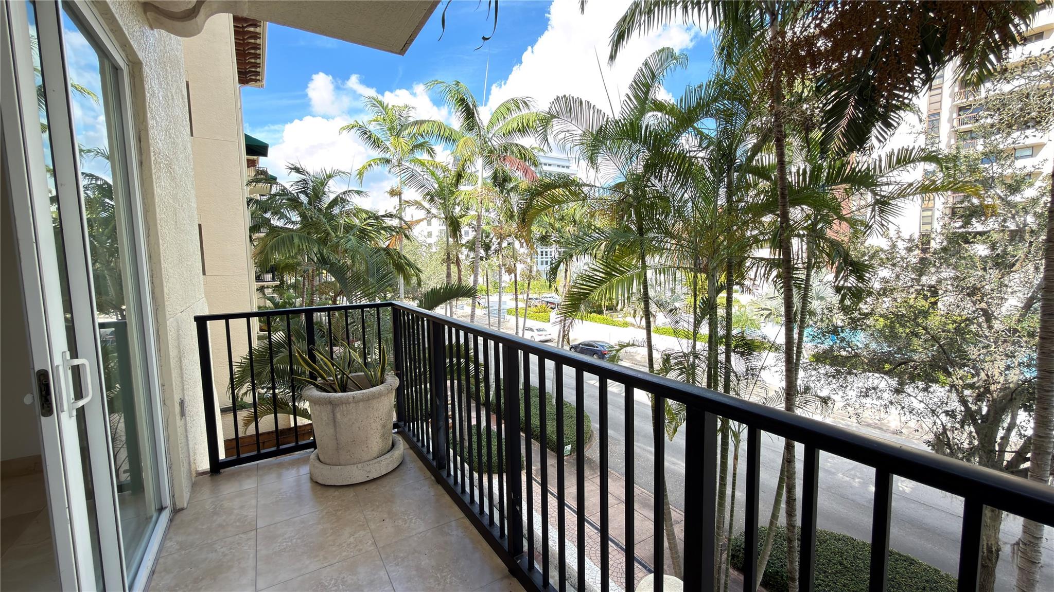 642 Valencia #305 Coral Gables, FL 33134