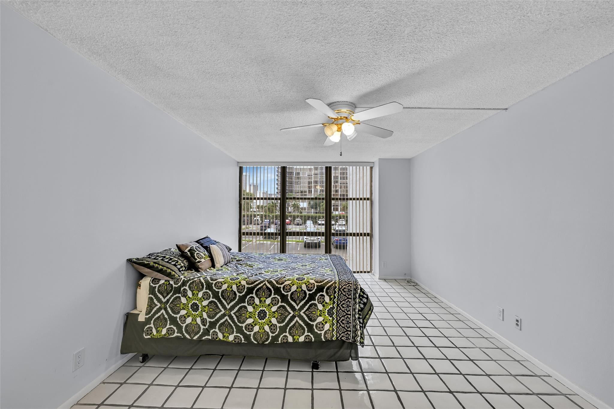 800 Parkview #218 Hallandale Beach, FL 33009