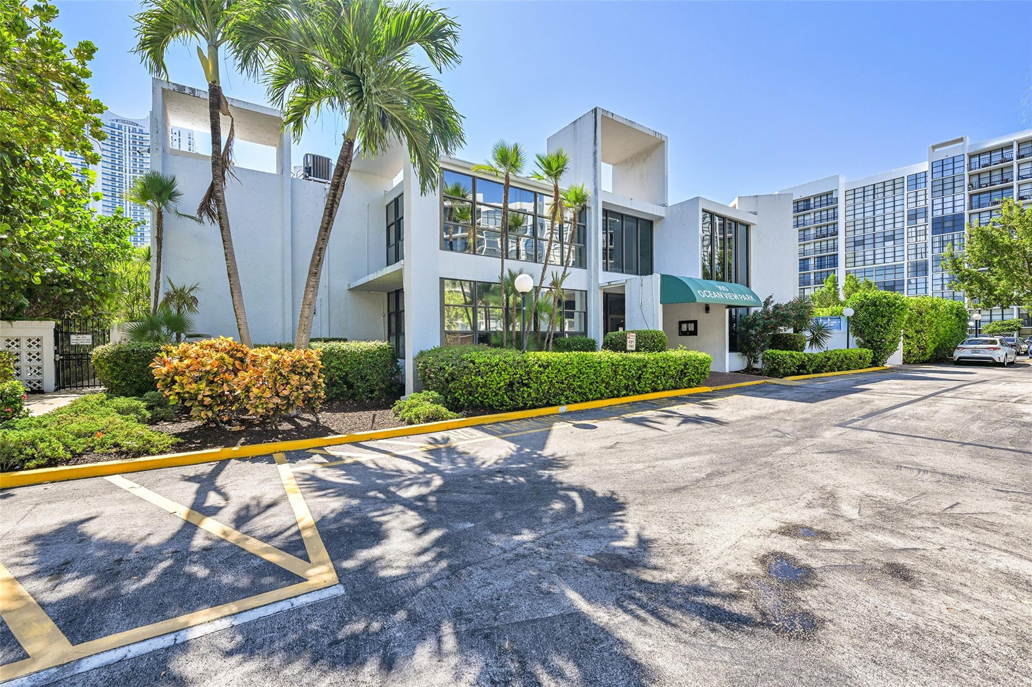 800 Parkview #218 Hallandale Beach, FL 33009