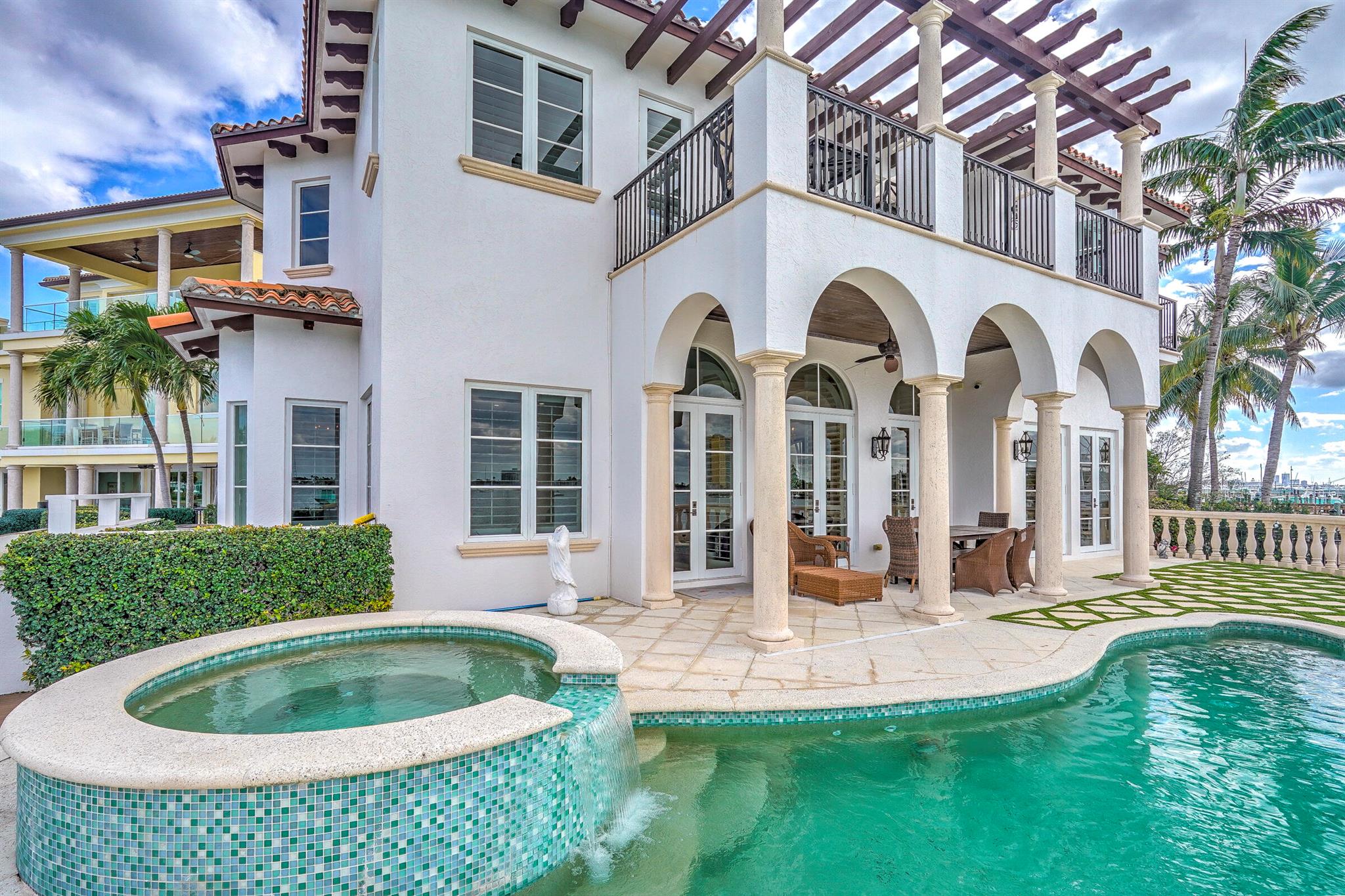 2775 Lake Dr Singer Island, FL 33404