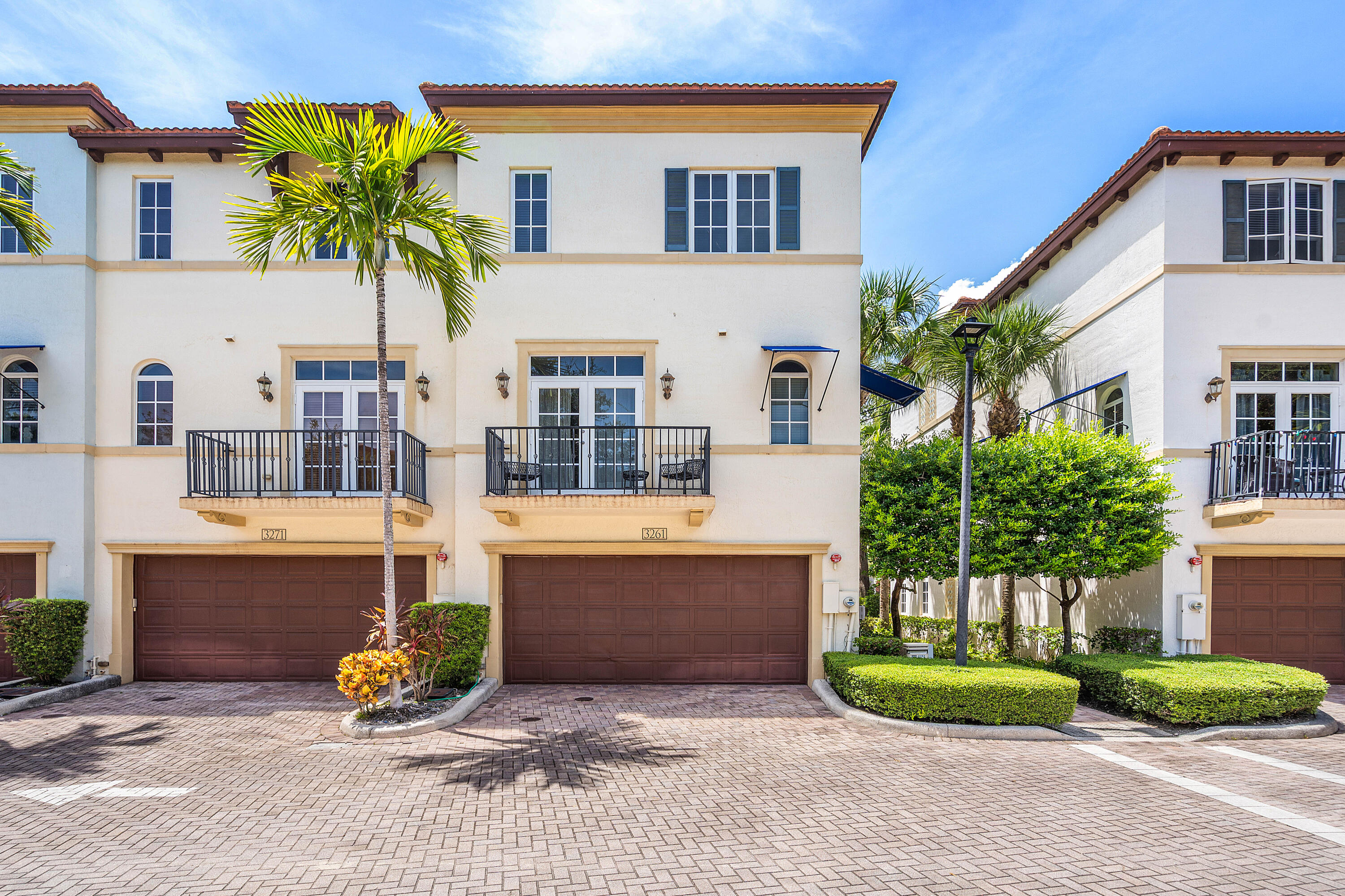 3261 Estancia Ln