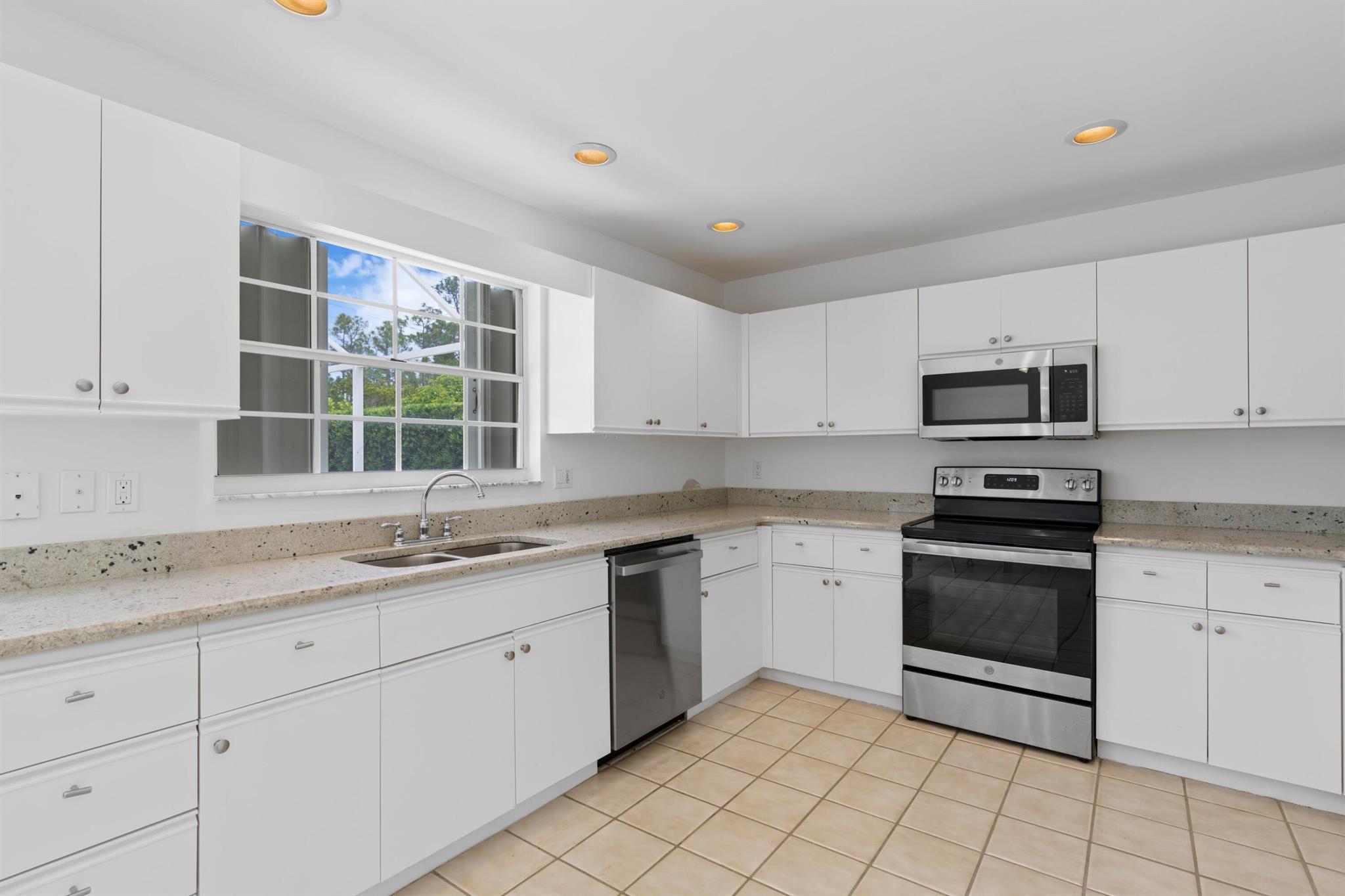 9205 SE Woods End Pl Jupiter, FL 33469