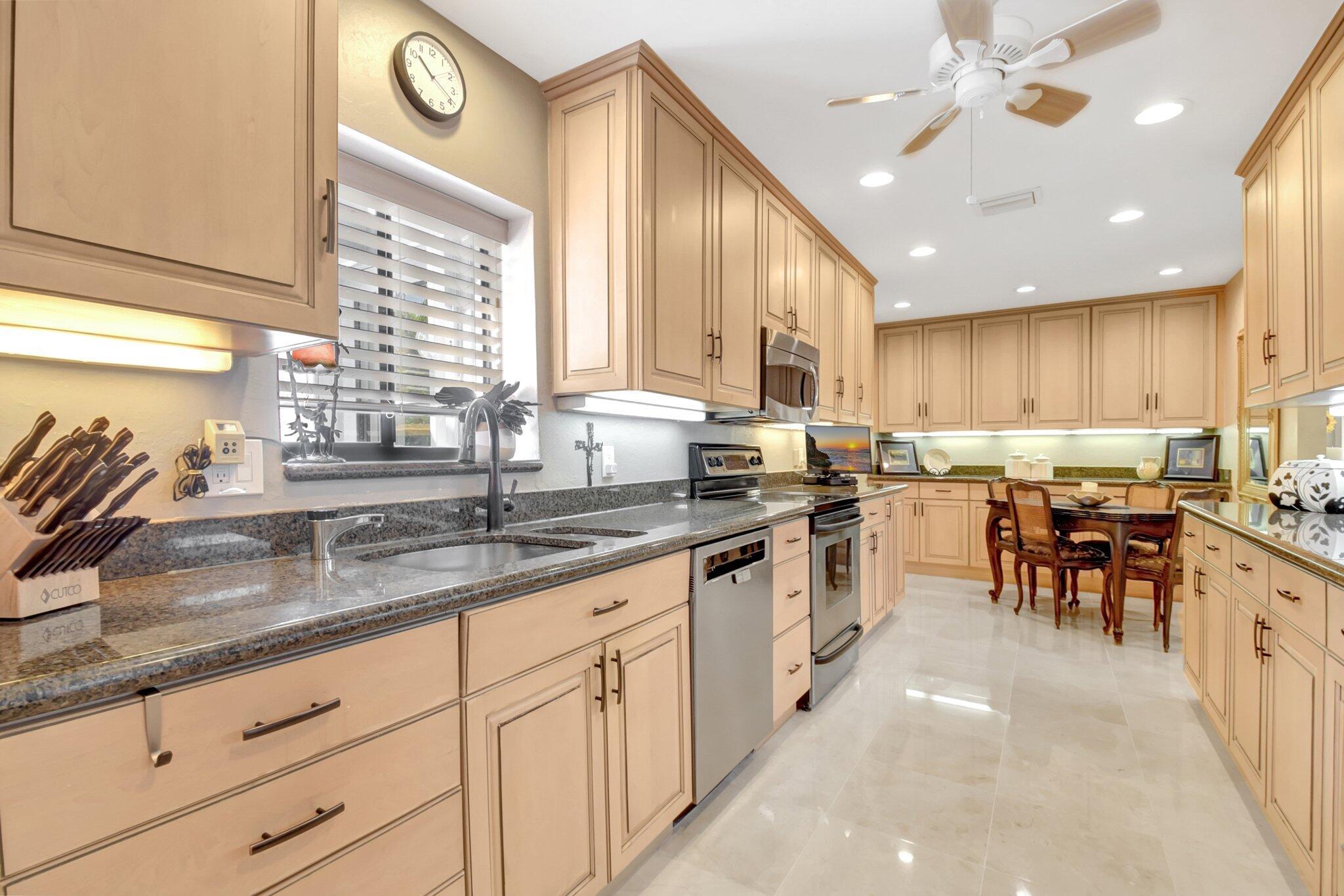 79 Hampshire Ln Boynton Beach, FL 33436