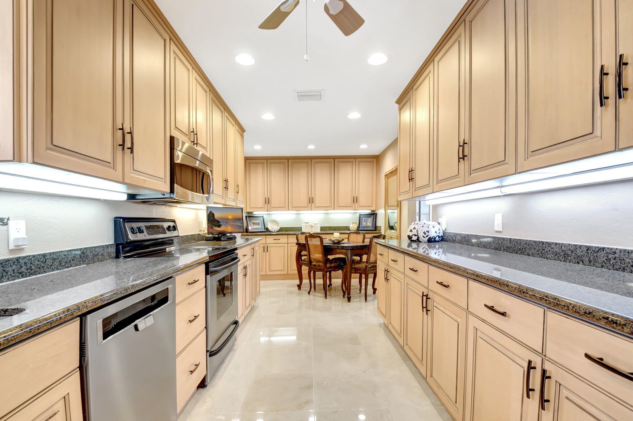 79 Hampshire Ln Boynton Beach, FL 33436