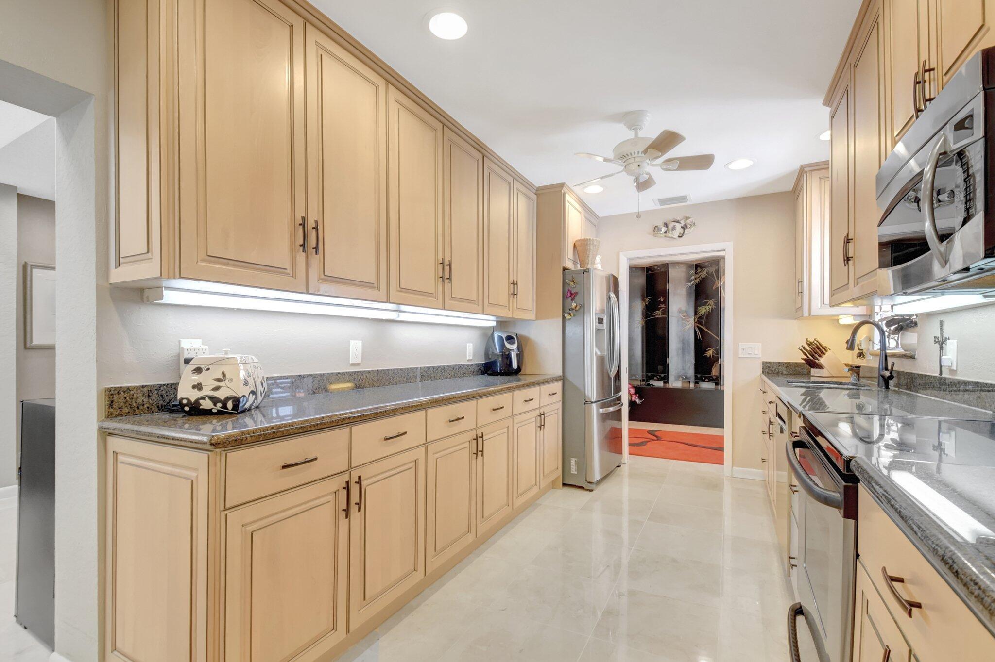 79 Hampshire Ln Boynton Beach, FL 33436