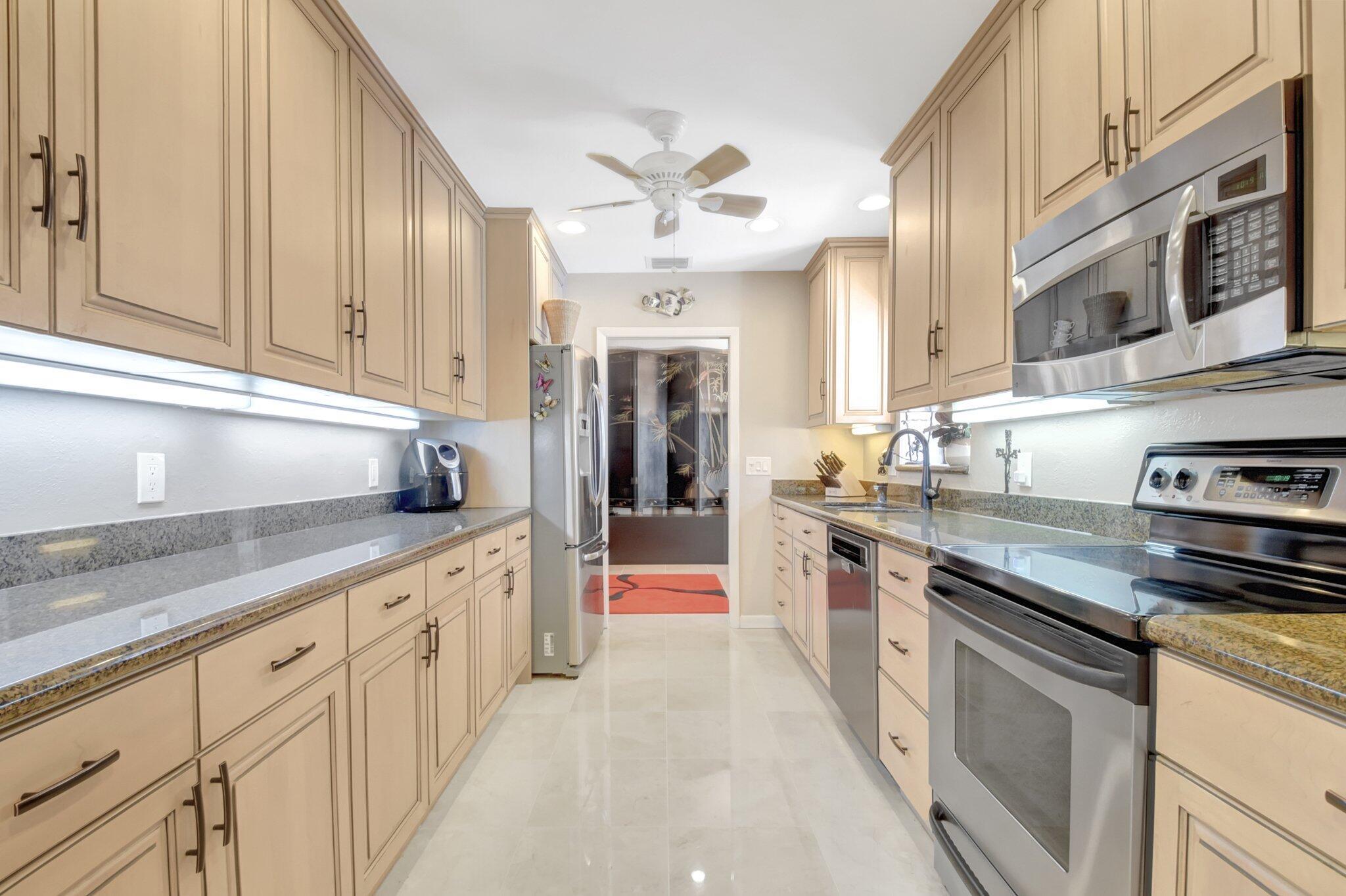 79 Hampshire Ln Boynton Beach, FL 33436